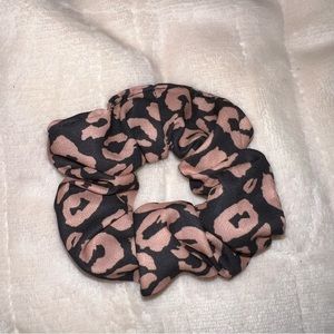 NEW anthropologie pink & black leopard print hair scrunchie